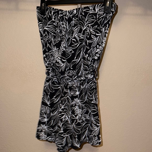 Strapless romper with leaf pattern - Picture 1 of 4